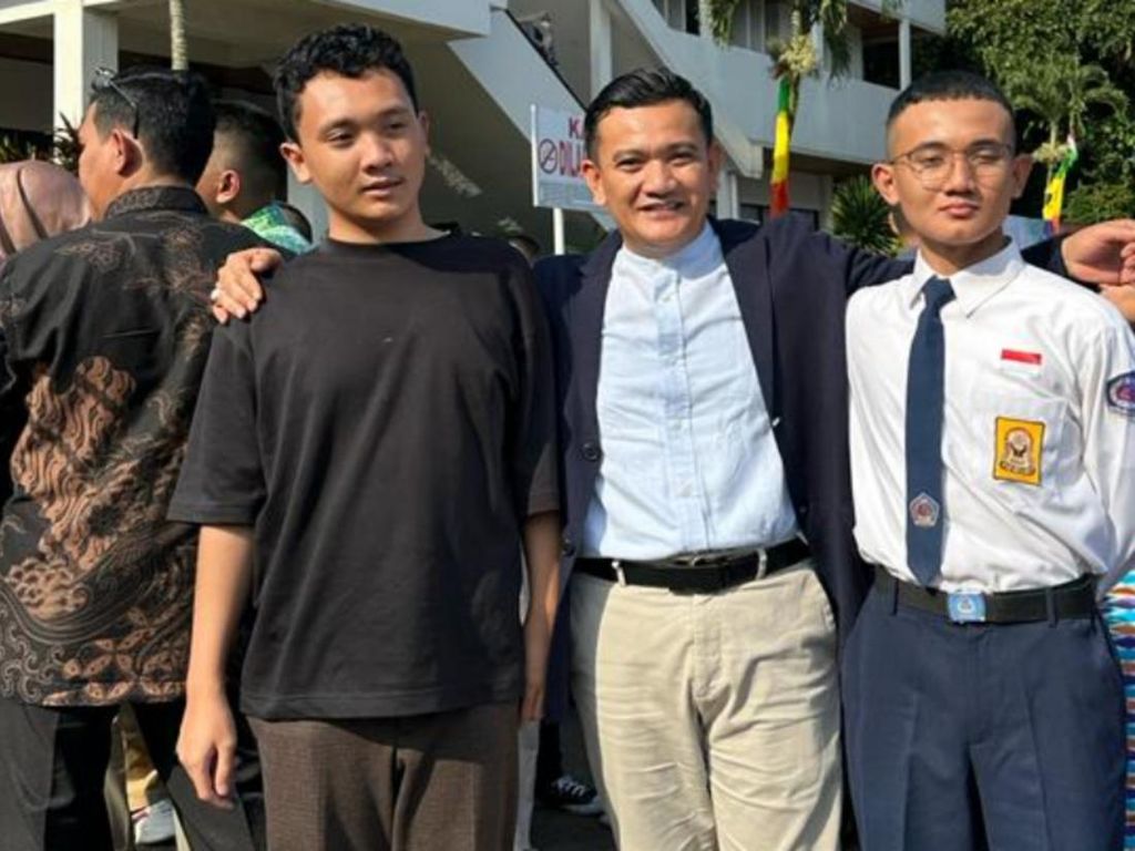 Eks Kadisdik Jabar Dedi Supandi Sekolahkan Anak di SMA Swasta